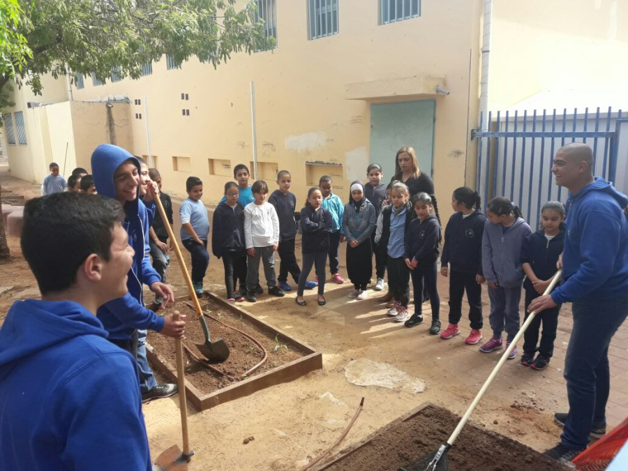 بالصور: فعاليات يوم الأعمال الخيرية في مدرسة اجيال الثانوية بمدينة يافا 